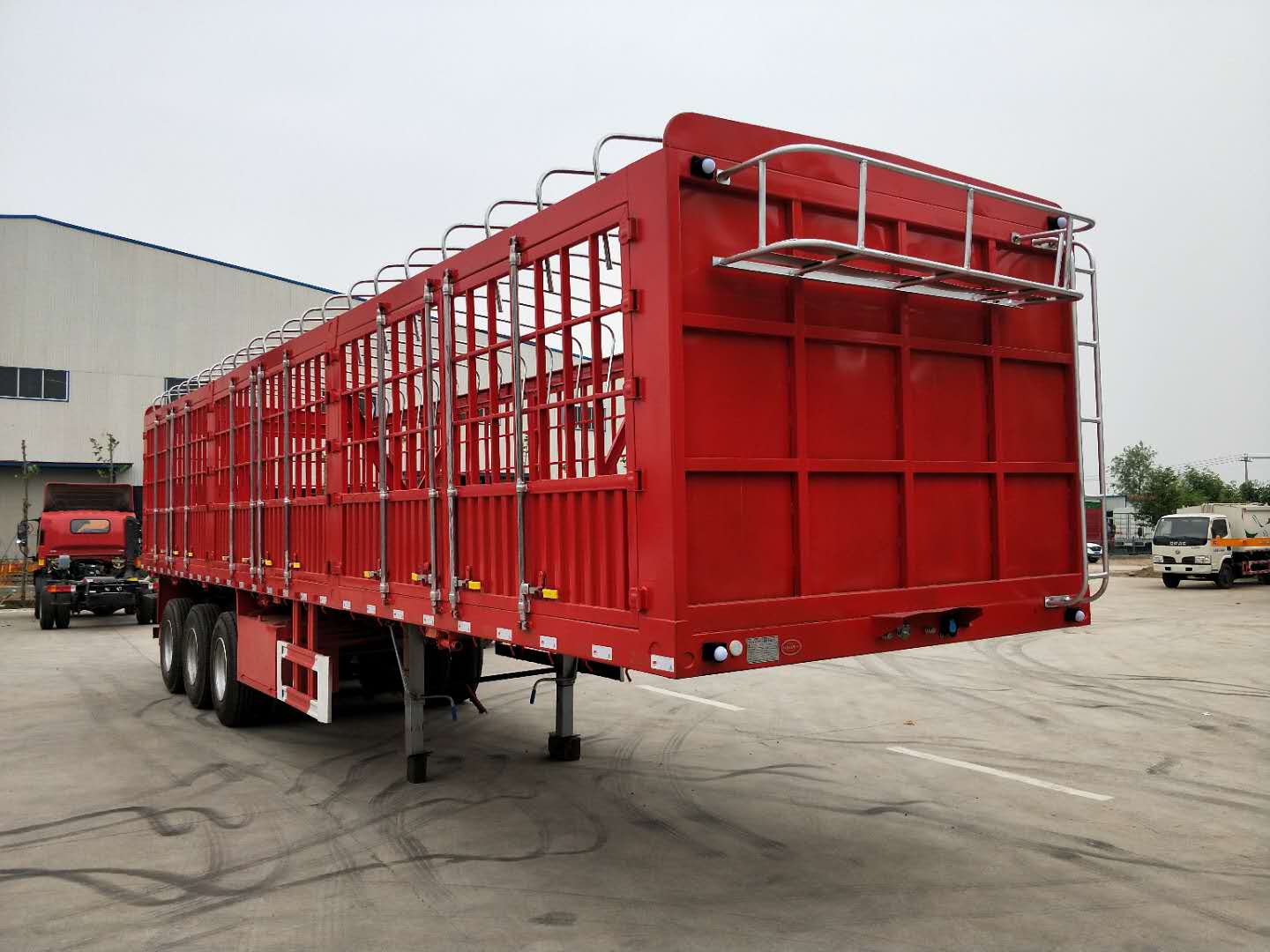 倉柵式運輸半掛車（13000——12000三軸直梁）